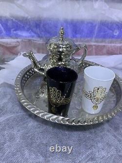 Service à thé marocain fait à la main, avec théière en argent, plateau et deux verres en forme de main de Hamsa