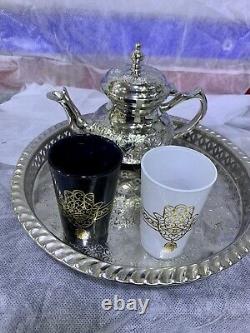 Service à thé marocain fait à la main, avec théière en argent, plateau et deux verres en forme de main de Hamsa