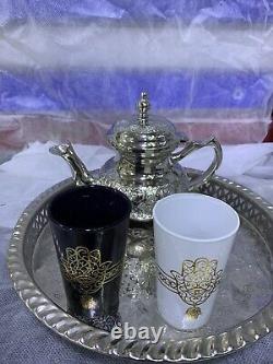 Service à thé marocain fait à la main, avec théière en argent, plateau et deux verres en forme de main de Hamsa