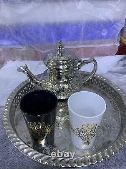 Service à thé marocain fait à la main, avec théière en argent, plateau et deux verres en forme de main de Hamsa