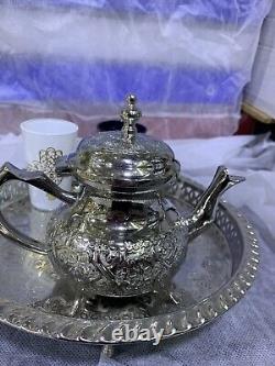 Service à thé marocain fait à la main, avec théière en argent, plateau et deux verres en forme de main de Hamsa