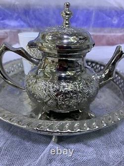 Service à thé marocain fait à la main, avec théière en argent, plateau et deux verres en forme de main de Hamsa