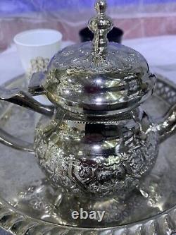 Service à thé marocain fait à la main, avec théière en argent, plateau et deux verres en forme de main de Hamsa