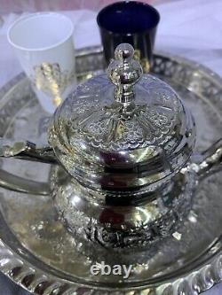 Service à thé marocain fait à la main, avec théière en argent, plateau et deux verres en forme de main de Hamsa