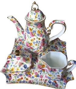 Service à thé pour deux avec théière, sucrier, crémier et plateau dans un motif de transfert en chintz