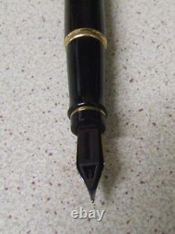 Stylo-plume WATERMAN en laque noire brillante dans un coffret avec une pointe fine bicolore et un stylo à bille