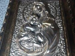 Un ensemble de deux créations d'art Madonna et Child encadrées en argent italien 3D de style Art Nouveau.