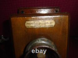 Un ensemble très ancien de deux téléphones muraux en chêne, vers 1900, antiquité vintage